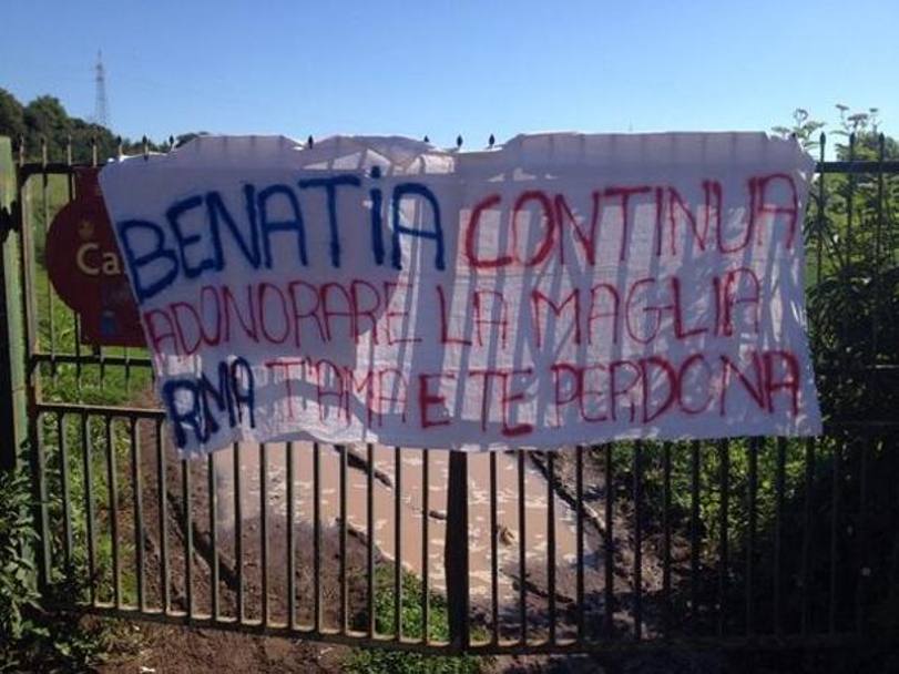  Benatia, nonostante le insistenti voci di mercato,  stato accolto calorosamente dai sostenitori giallorossi, che gli hanno dedicato uno striscione.